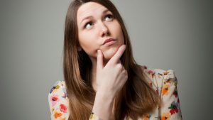 Persona tomando una pausa consciente para gestionar el estrés ante situaciones difíciles.